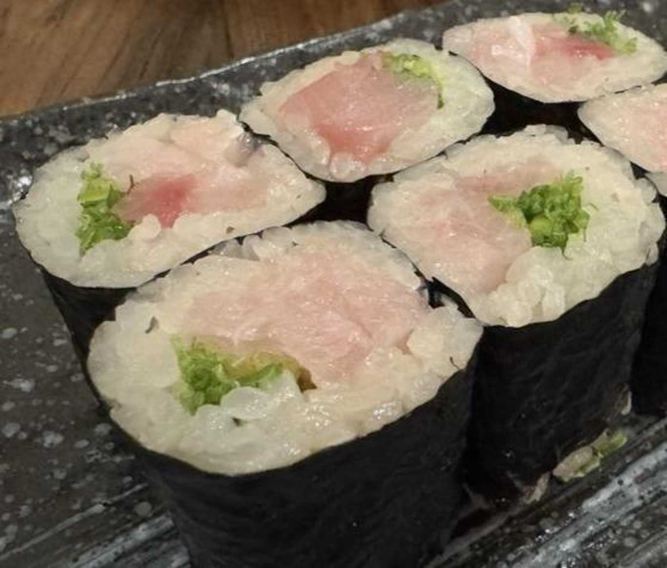 Yellowtail & Scallion Roll