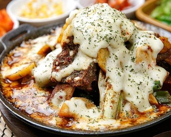 Spicy Braised Beef Short Ribs with Cheese 매운치즈갈비찜