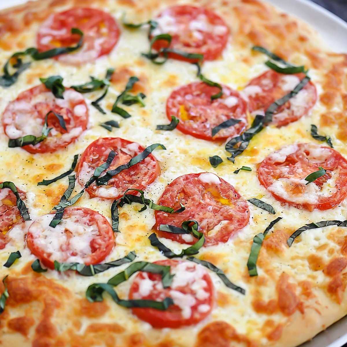 Fresh Tomato (White Pizza) (Medium)