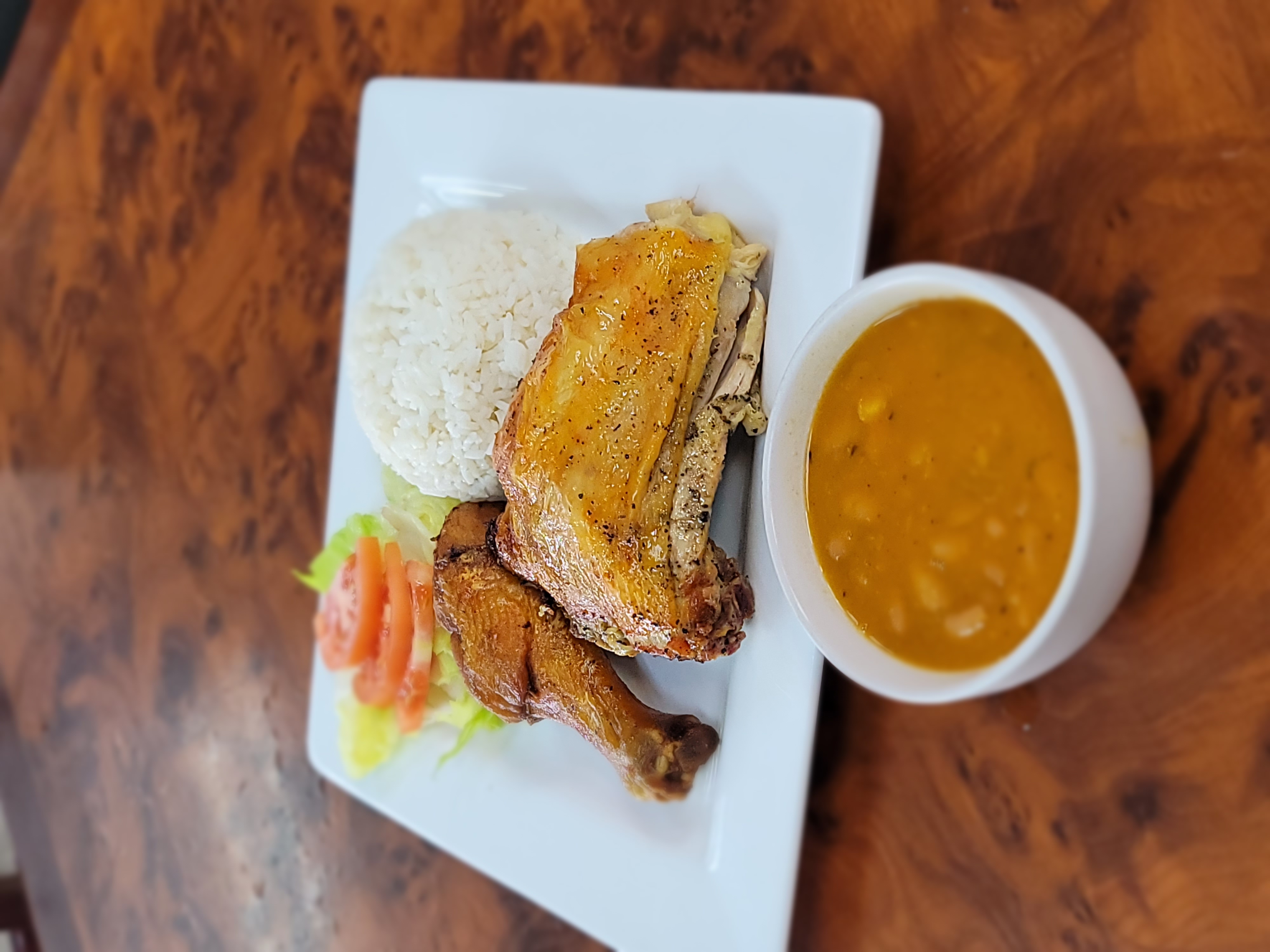 Pollo al horno con arroz y habichuela . You bake chicken with you rice and bean