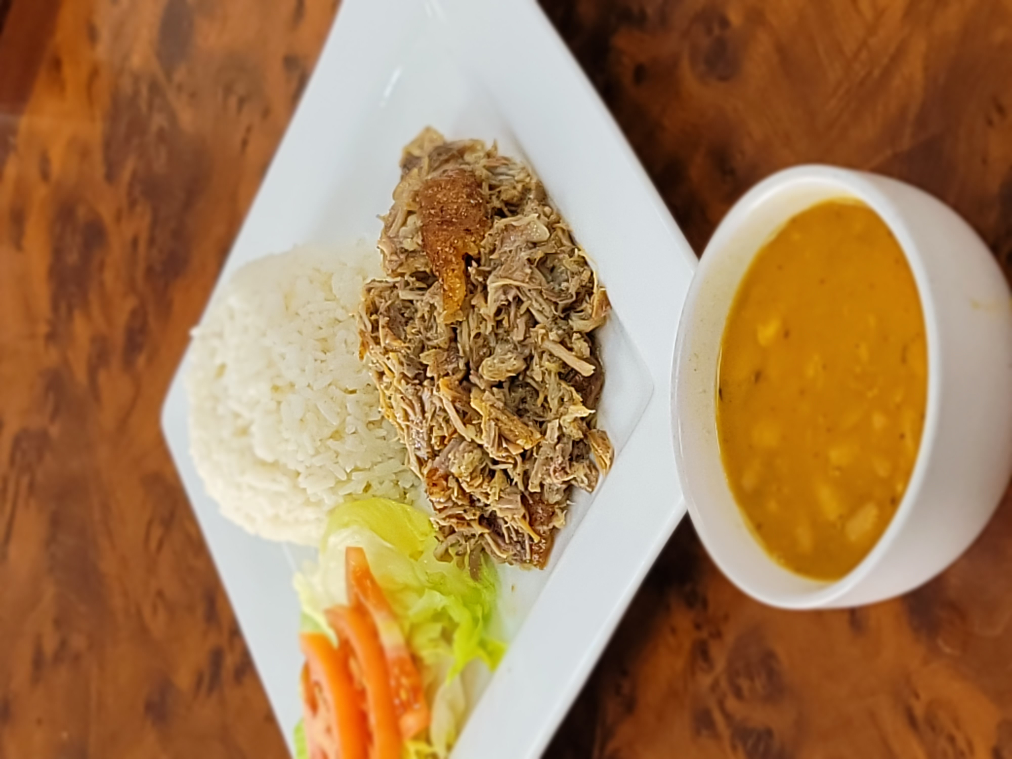 Perni con bueno savor y arroz habichuela. Roast pork with great taste with rice and bean