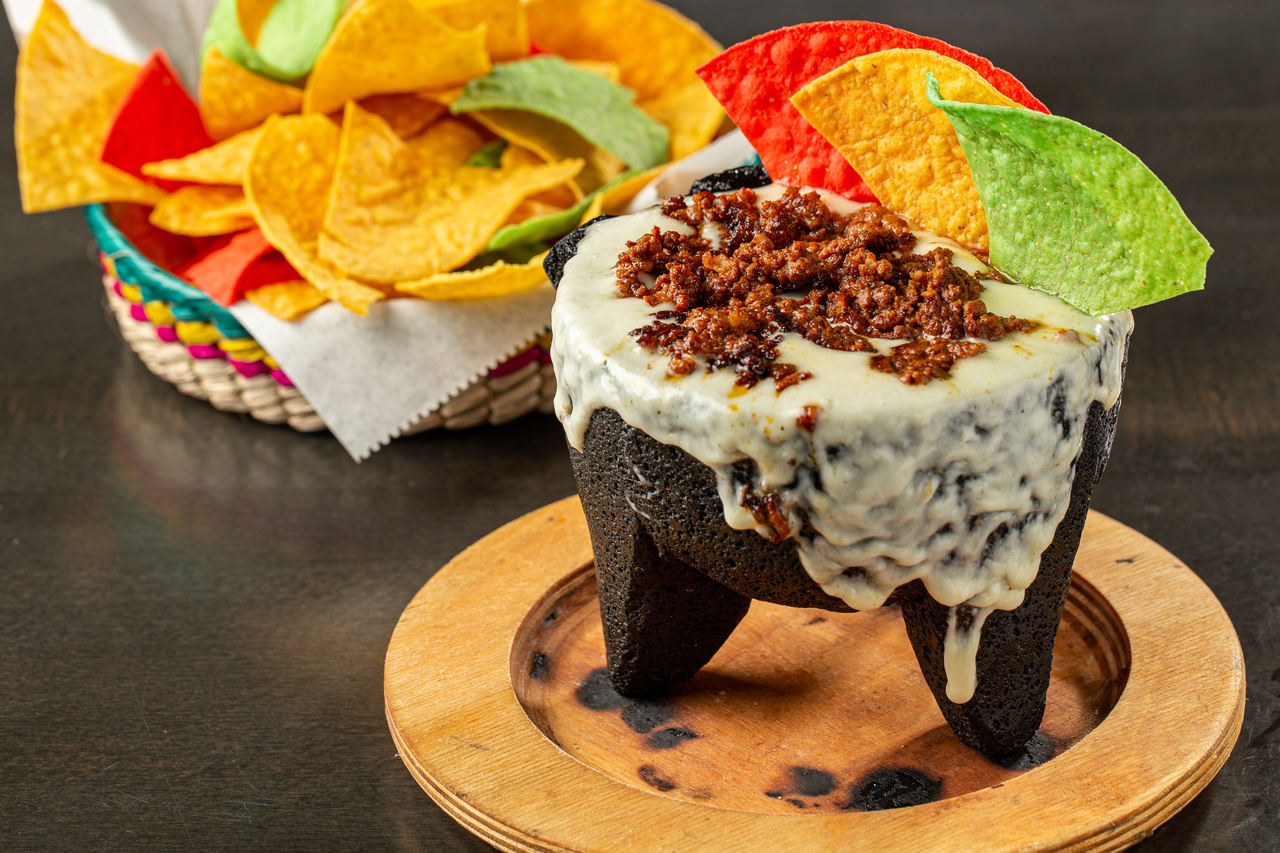 QUESO FUNDIDO CON CHORIZO