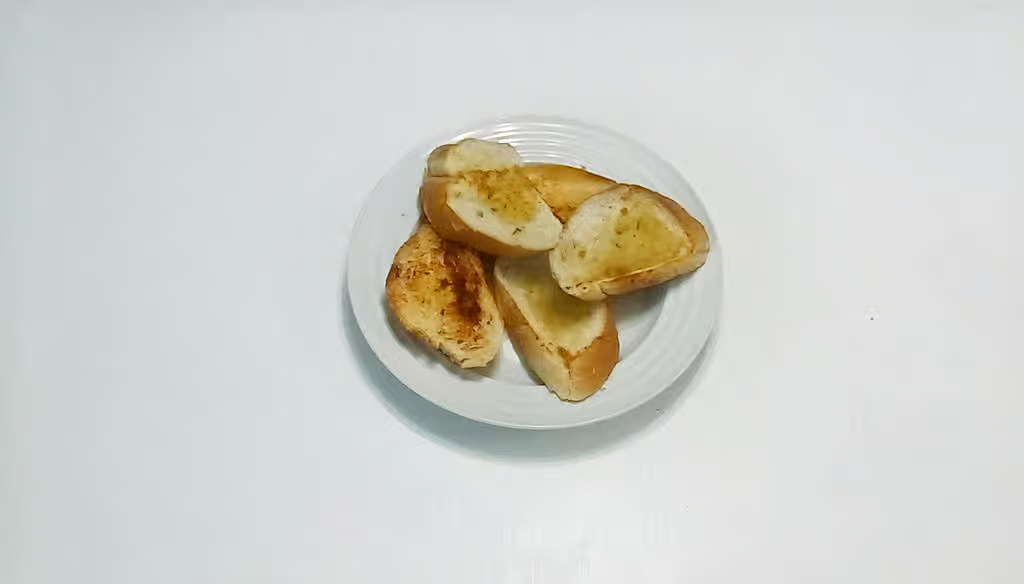 Garlic Bread/ Tostadas al Ajillo