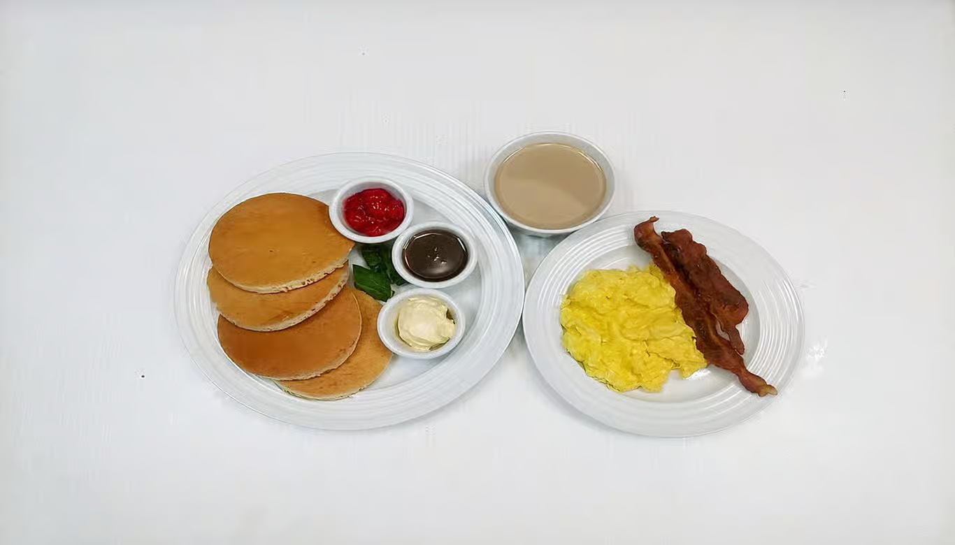 4 Pancakes, Tocino, Huevo Revuelto, Café Regular/4 Pancakes, Bacon, Scrambled Egg, Regular Coffee