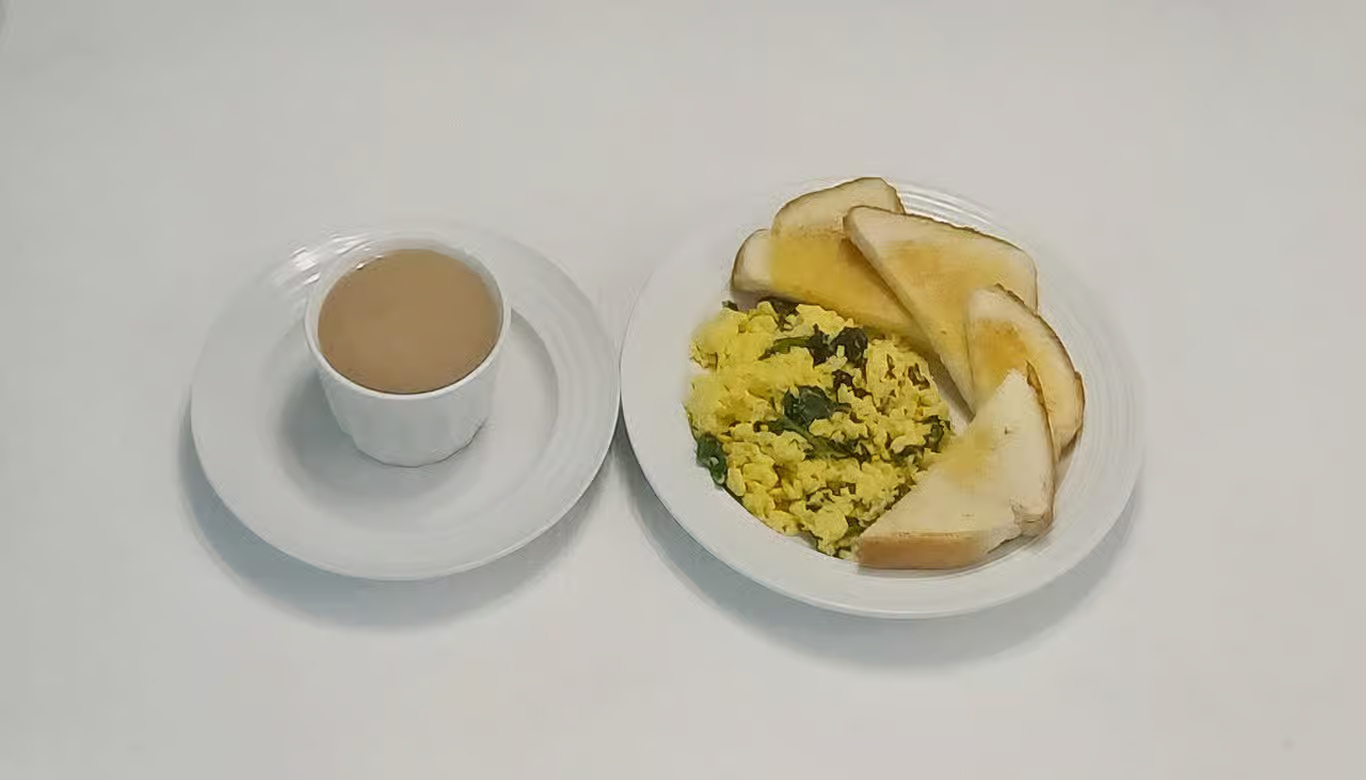 Huevo Revuelto con Espinaca, Tostada, Café Regular/Scrambled Egg with Spinach, Toast, Regular Coffee