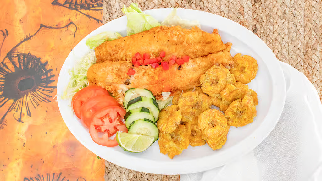 Filete de Pescado Empanizado Con Tostones /Fried fillet of fish