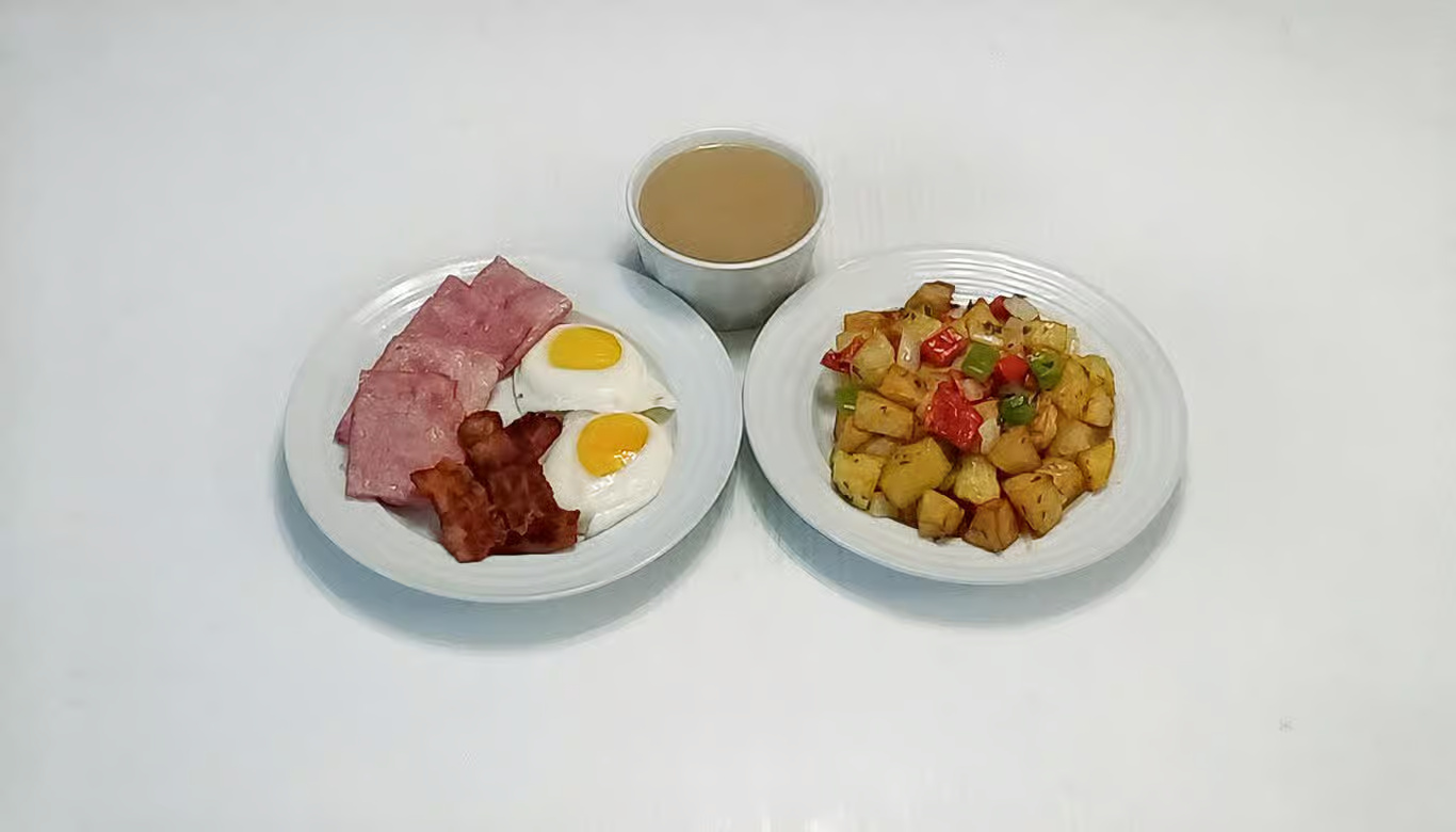 Huevo Frito-Jamon-Tocino-Papa Casera./Fried Egg-Ham-Bacon-Homemade Potato.