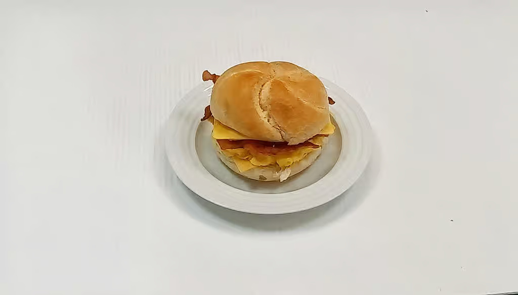 Emparedado de Tocino-Huevo y Queso/Bacon Eggs and Cheese Sandwich