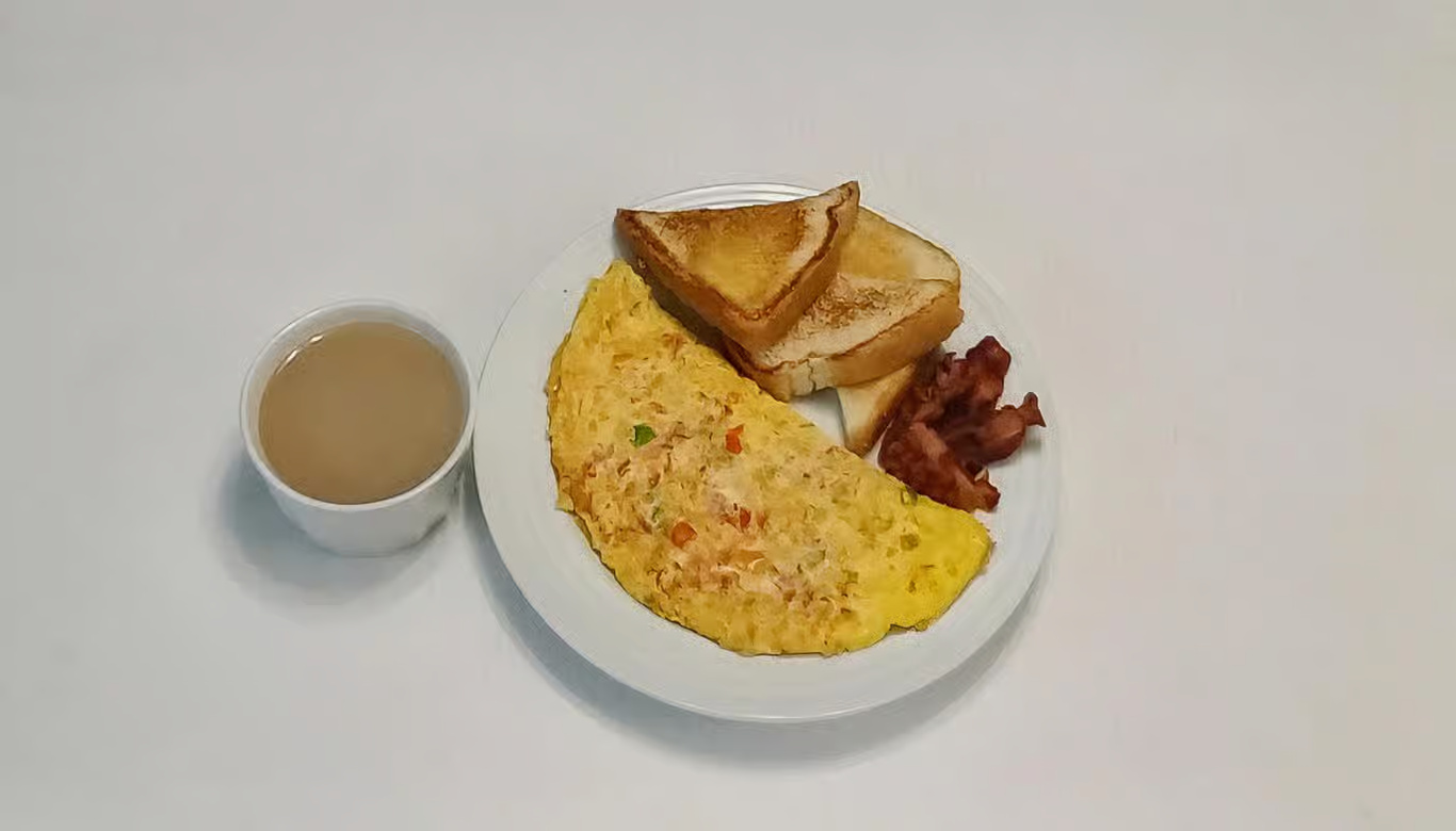 Omellete Cheddar Cheese, Bacon and Toast/Omellete de Queso Cheddar, Tocino y Tostadas.