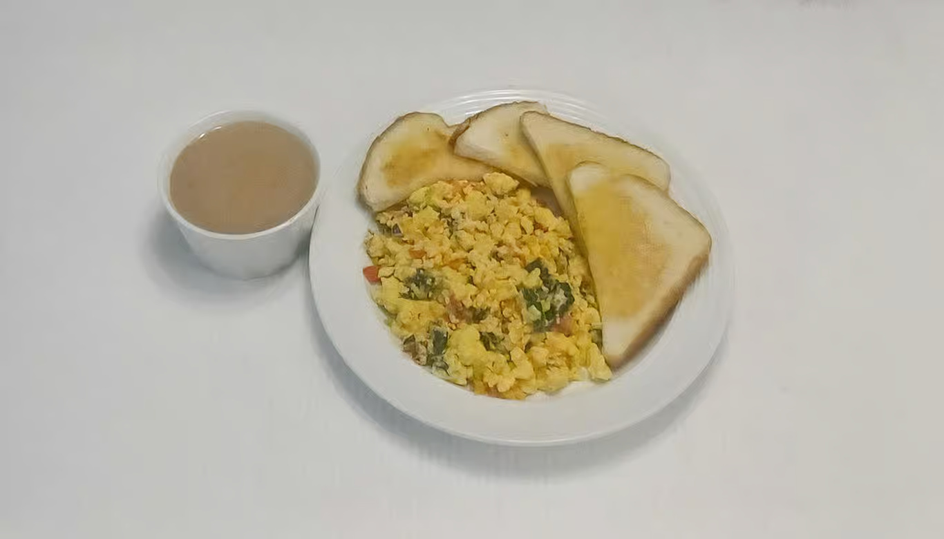 Huevos Revueltos con Espinaca, Cebolla, Pimiento y Tomates, Tostada, Café RegularScrambled Eggs with Spinach, Onion, Pepper and Tomatoes, Toast, Regular Coffee/