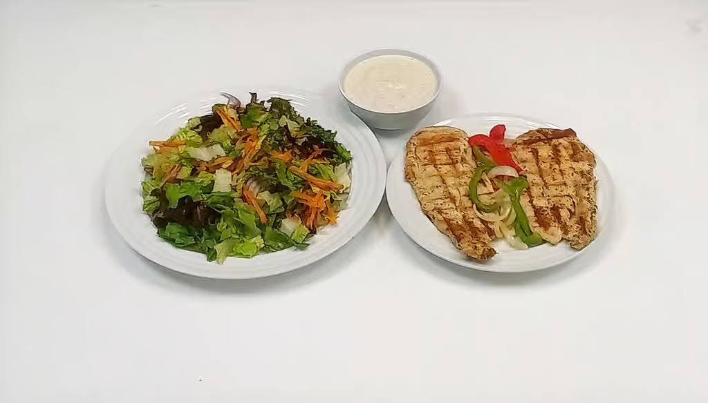 Grilled chicken Breast w Salad /Pechuga de Pollo A la Plancha con Ensalada