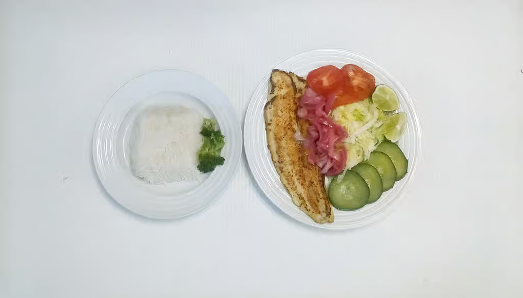 Steamed Fillet of Fish W Green Salad/Filete de Pescado al Vapor Con Ensalada verde