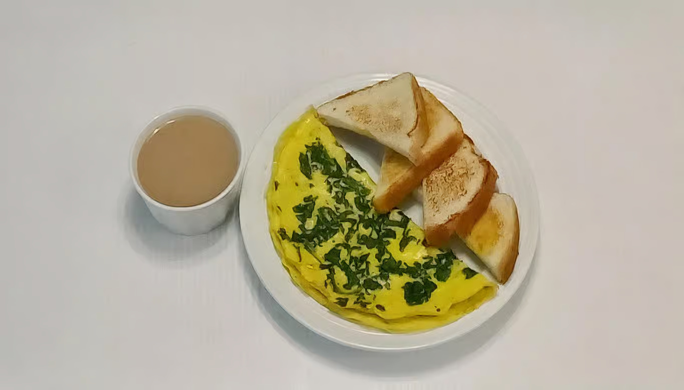 Spinach Cheese Omelet - Toast, Regular Coffee/Tortilla de huevo con espinaca mozzarella ,tostada , cafe.