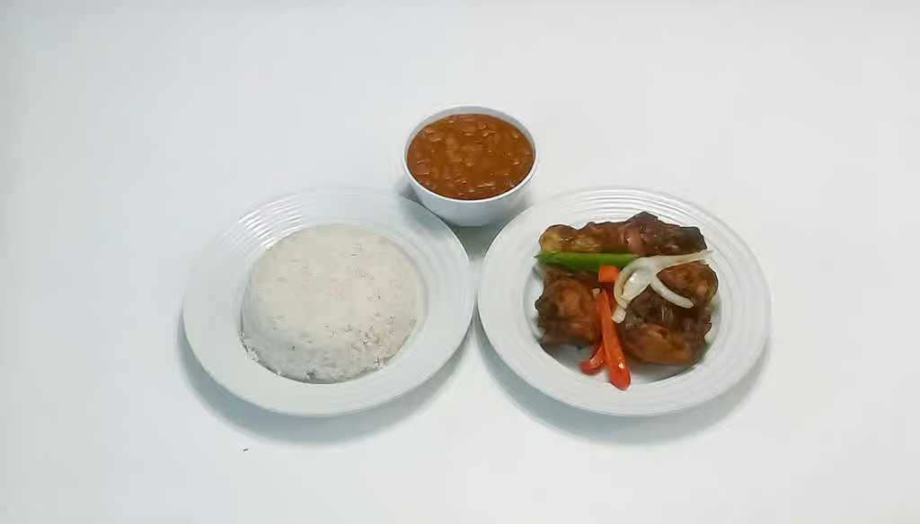 Bandera Dominicana con Pollo Guisado/Dominican Rice W Stewed Chicken