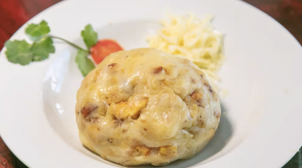 Bolón de Queso / Green Plantain Ball with Cheese