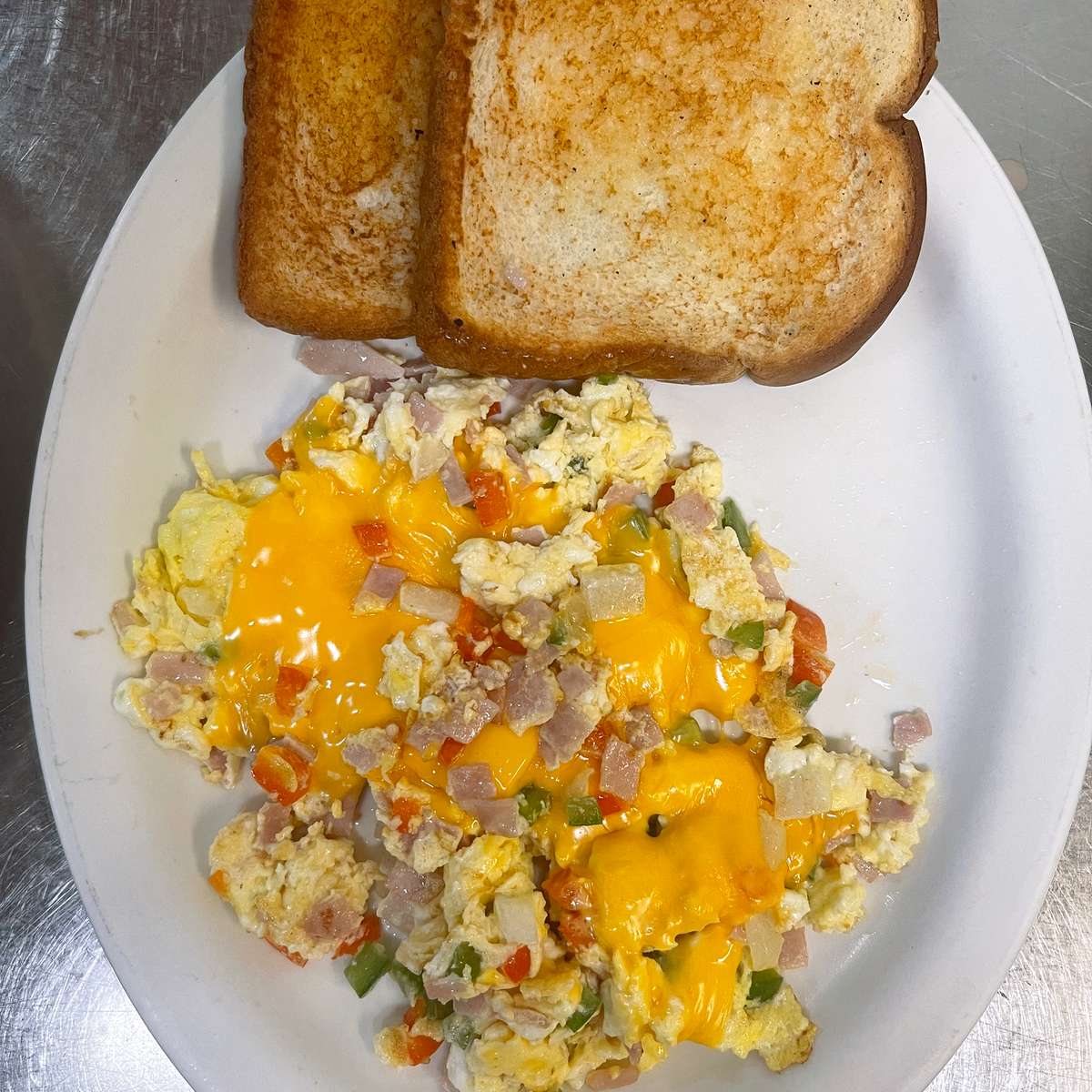 2 Huevos con Jamón y Queso / 2 Scrambled Eggs with Ham and Cheese