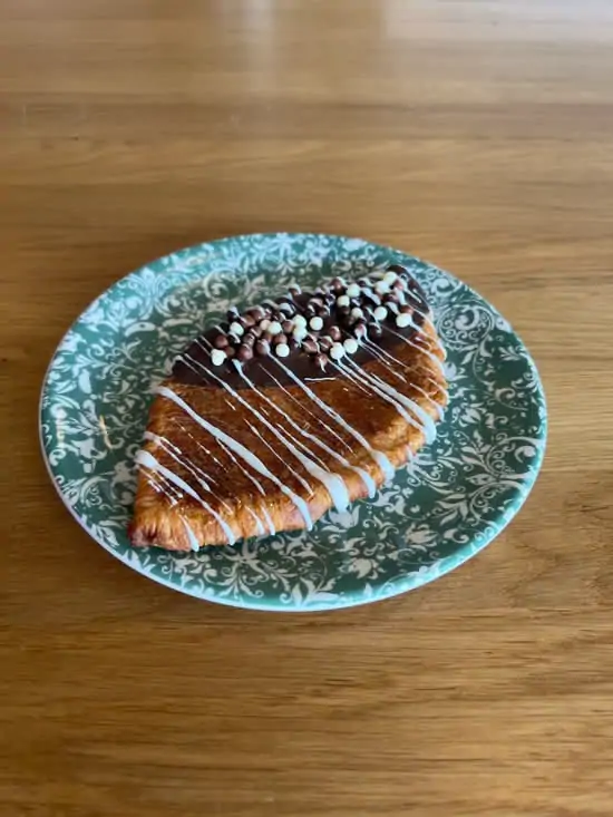 Flat Croissant "Black & White