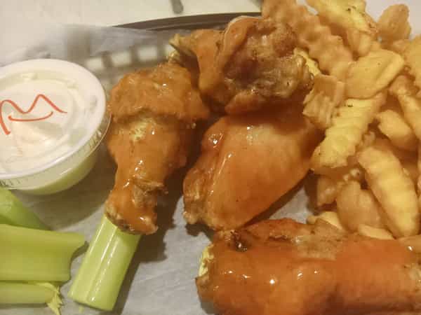 Cheeseburger + 4 Wings + Fries + Coke