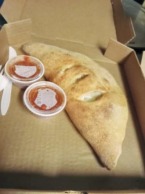 1 Calzone + 10 Wings + 2 Cokes