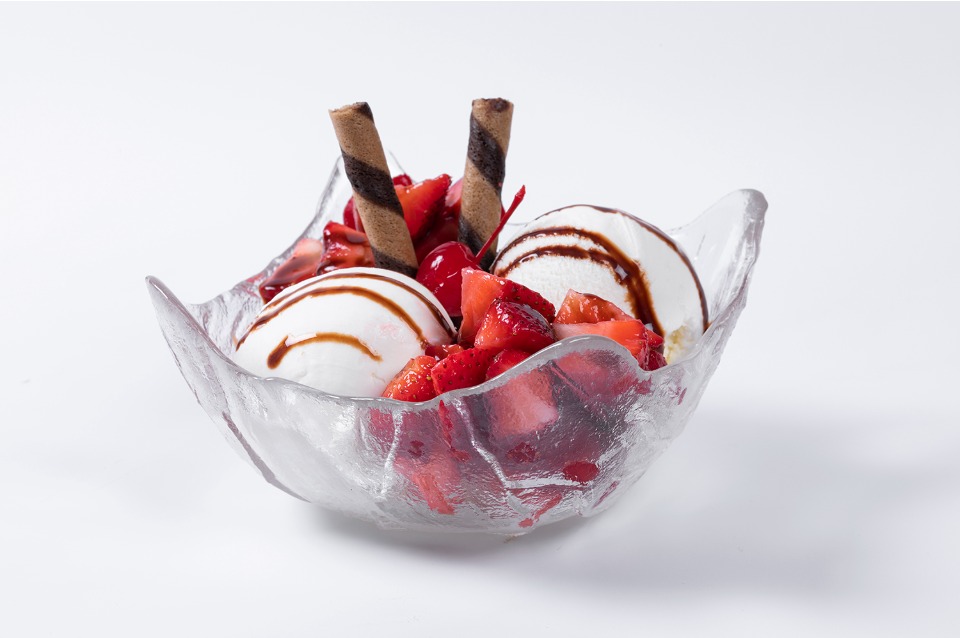 U5. Vanilla Strawberry Sundae with Chocolate Syrup