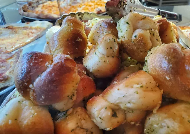 Garlic Knots (5 pcs) with Mozz Cheese