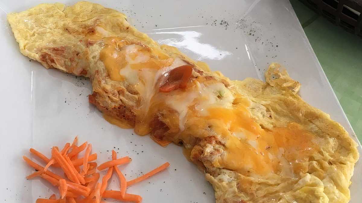 2 - Tortilla de Clara (Con Tomate, Cebolla y Jamon) Slice de Tomate, Tostada y Cafe con Leche