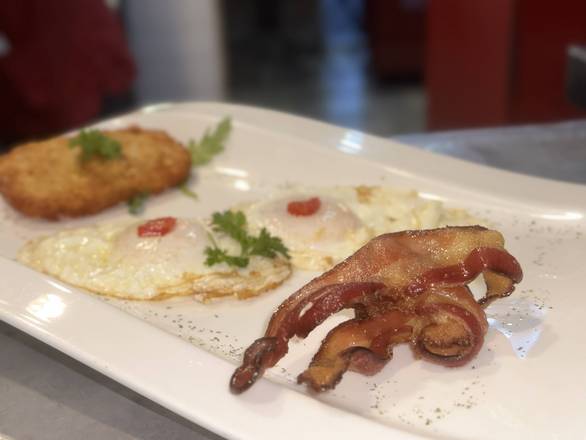 2 - 2 Huevos Cualquier Estilo, Con Jamon, Bacon o Salchichas, Tostada y Cafe con Leche / Papitas o Hash Brown