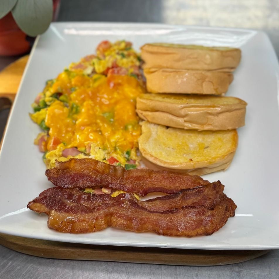 Huevos Revuertos con Jamon, Queso, y Pimientos