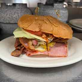Cubana / Cuban (Salchicha, Jamón, Tocino y Huevos)