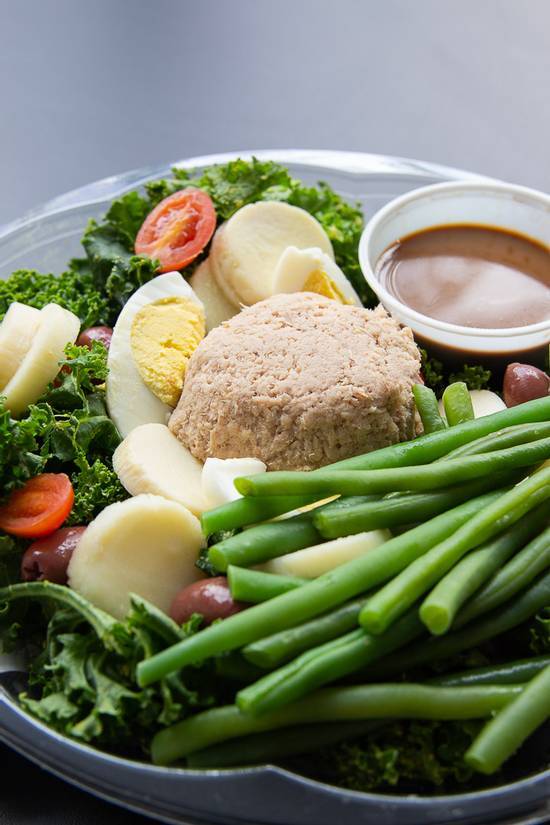 Niçoise salad with tuna, egg, hearts of palm tomato, cucumber, string beans