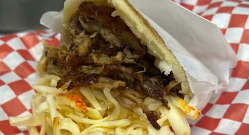 Arepa de Pernil y Queso Amarillo