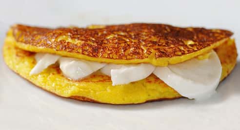 Cachapa con Queso de Mano, Nata y Queso Rayado