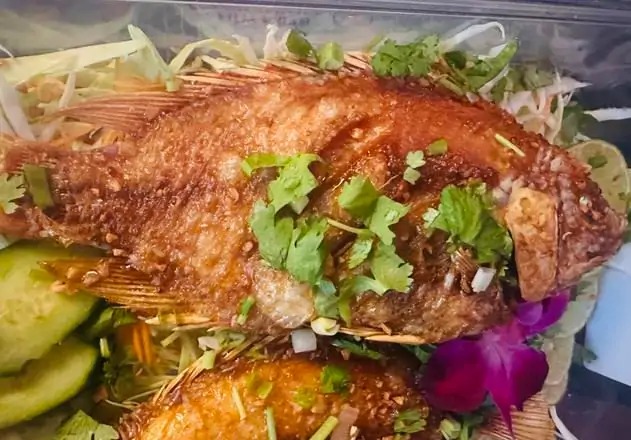 Fried Red Snapper with Basil Sauce (Spicy)