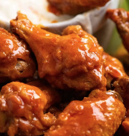 Hot and Spicy Chicken Wings/ Alitas de Pollo Calientes y Picantes
